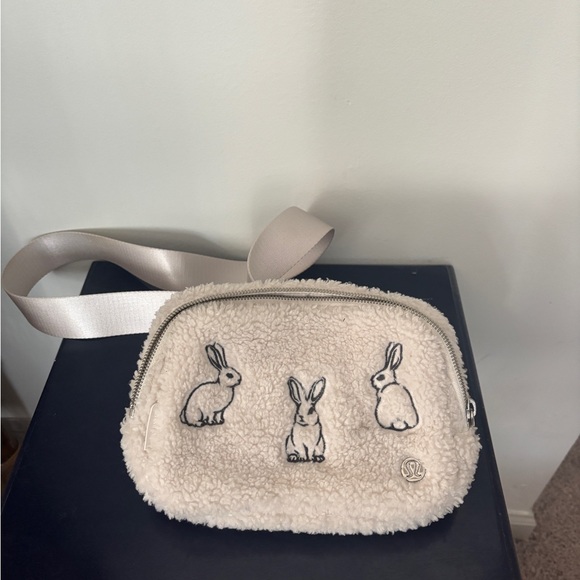 RARE Lululemon White Fleece Bunny Belt Bag - Picture 10 of 10